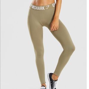 🚨NWT🚨 GYMSHARK KHAKI FIT LEGGINGS